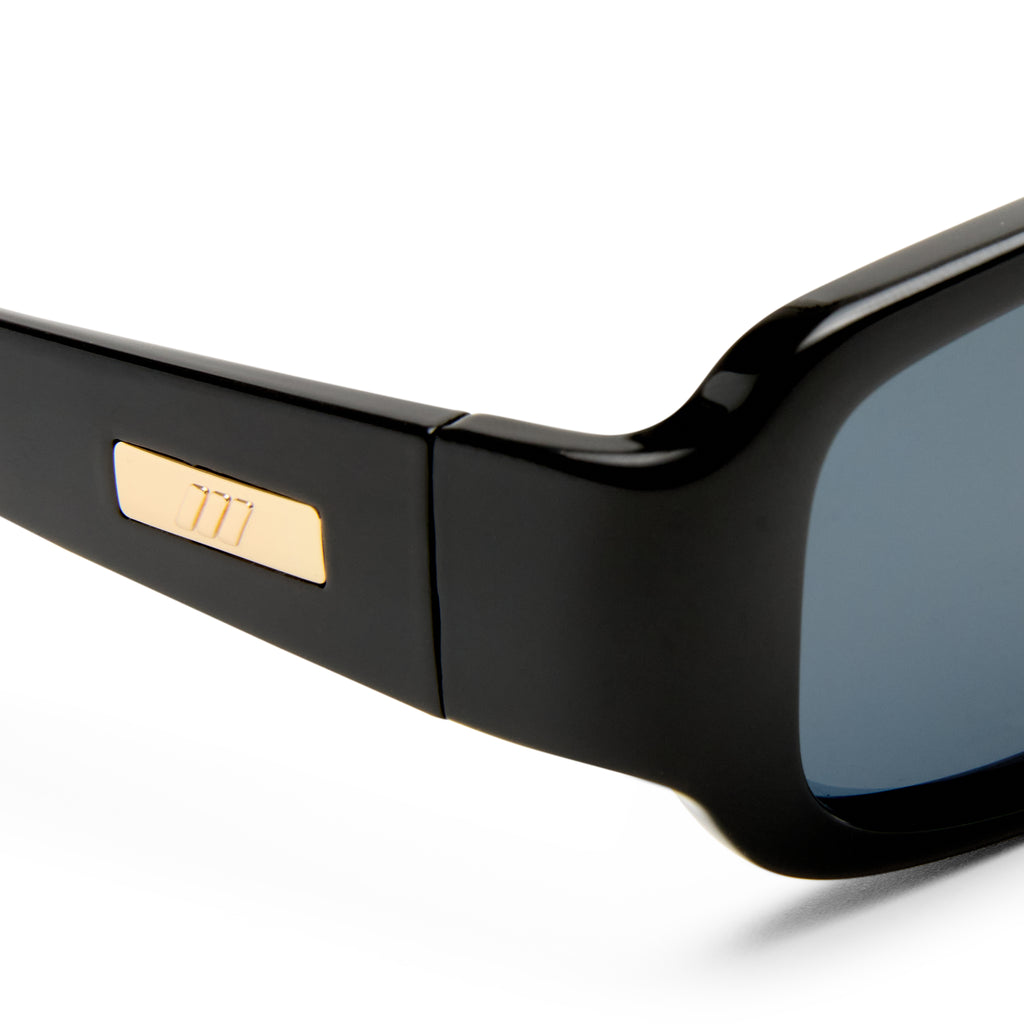 Le Specs GIGGLEMUG BLACK in SMOKE MONO POLARIZED