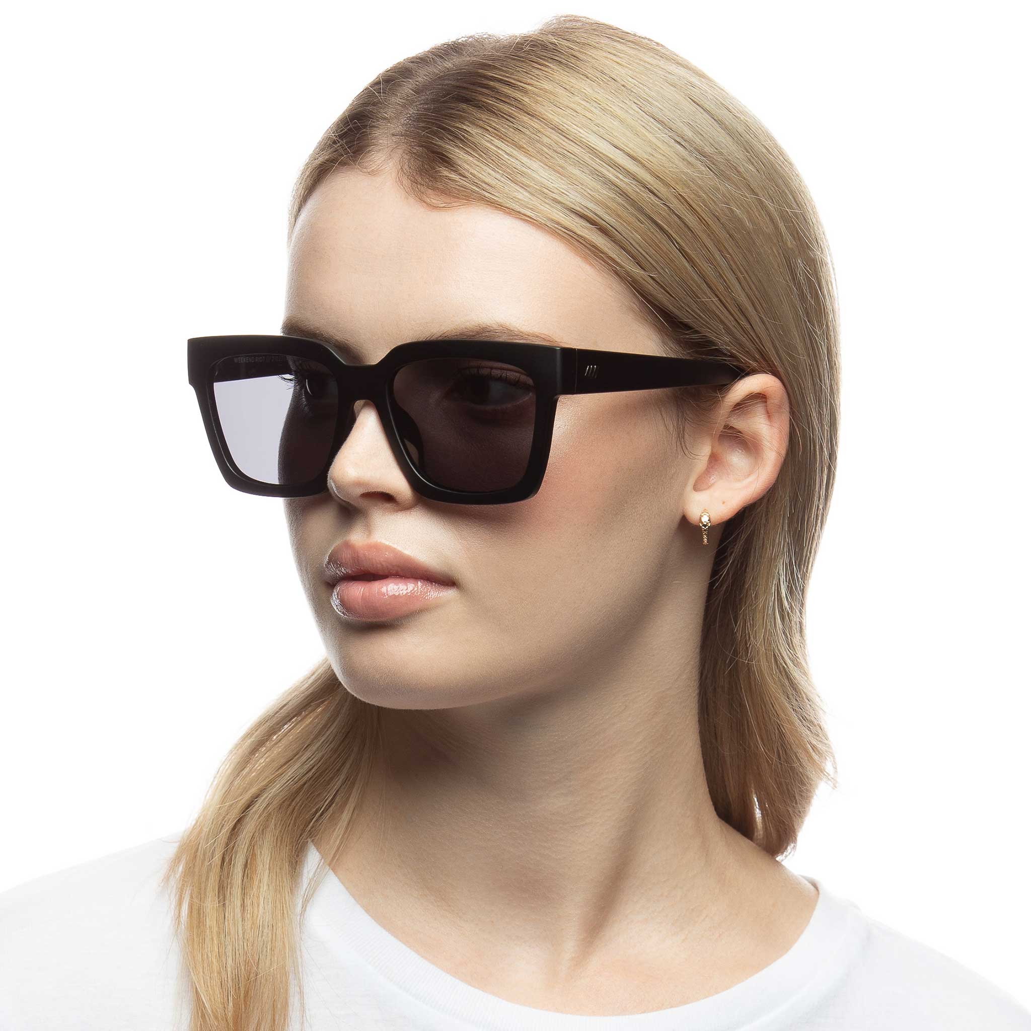 Le Specs WEEKEND RIOT MATTE BLACK in SMOKE MONO POLARIZED