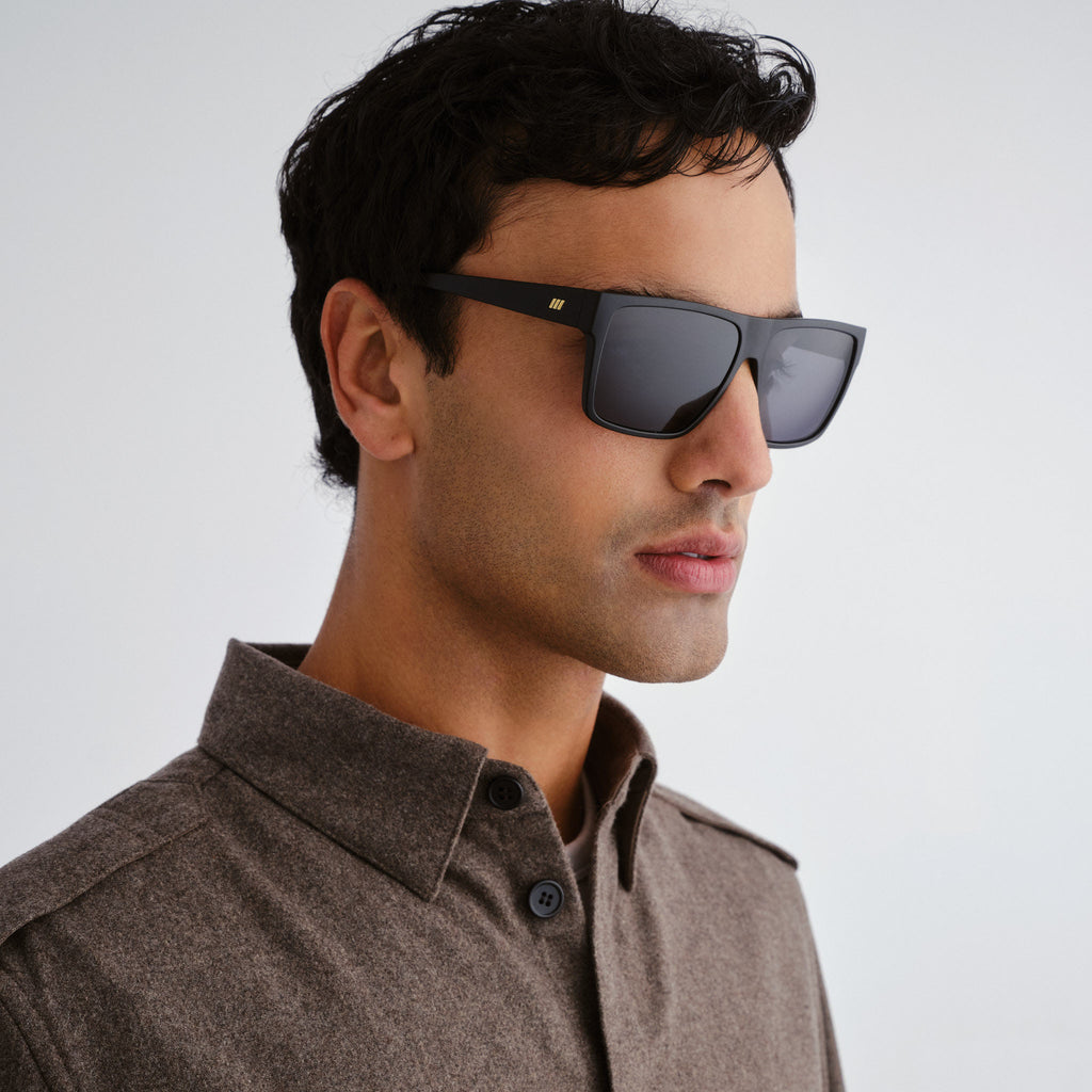 Le Specs DARK MAGIC BLACK in SMOKE MONO POLARIZED