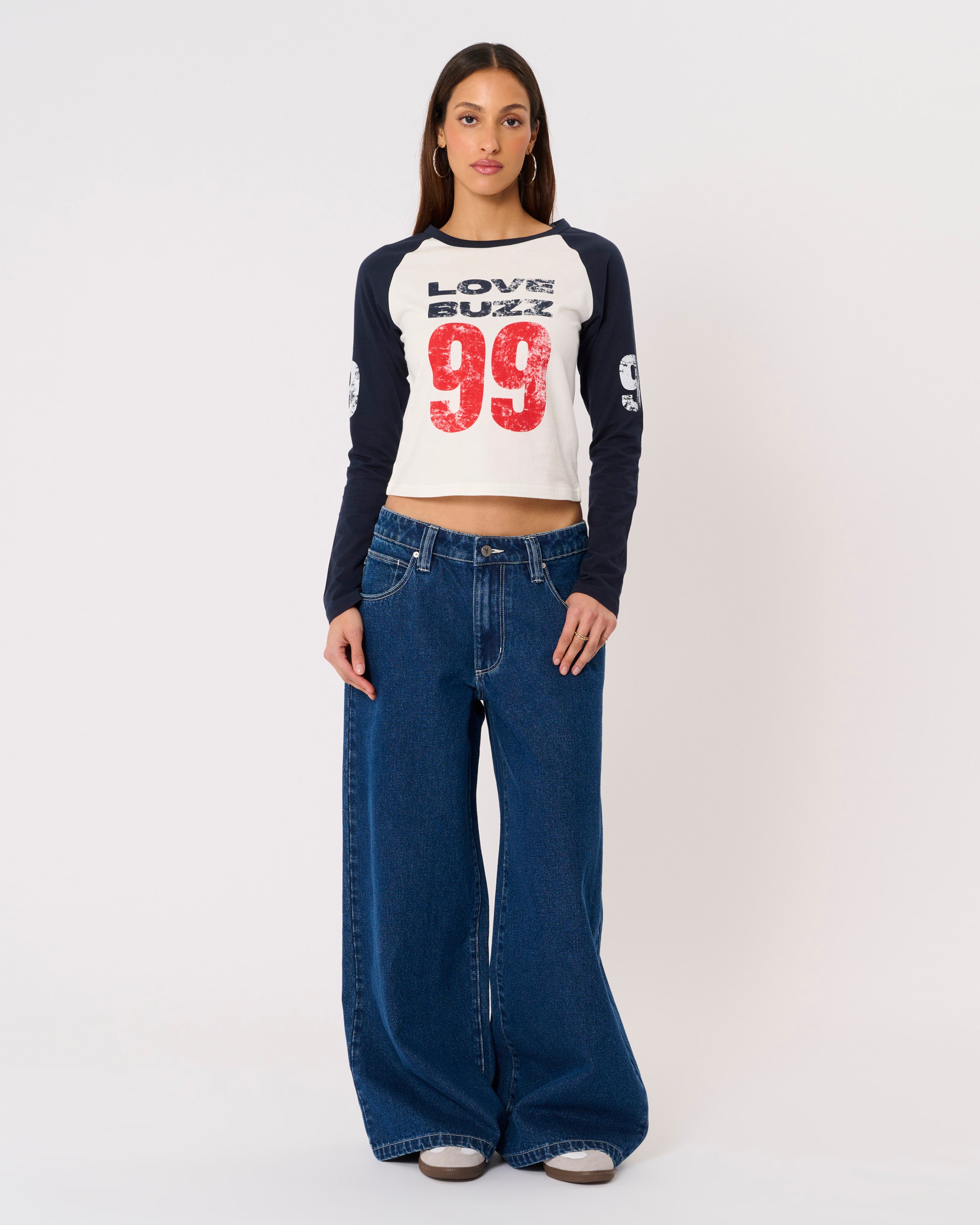 Abrand Jeans Love Buzz Raglan in WHITE/NAVY