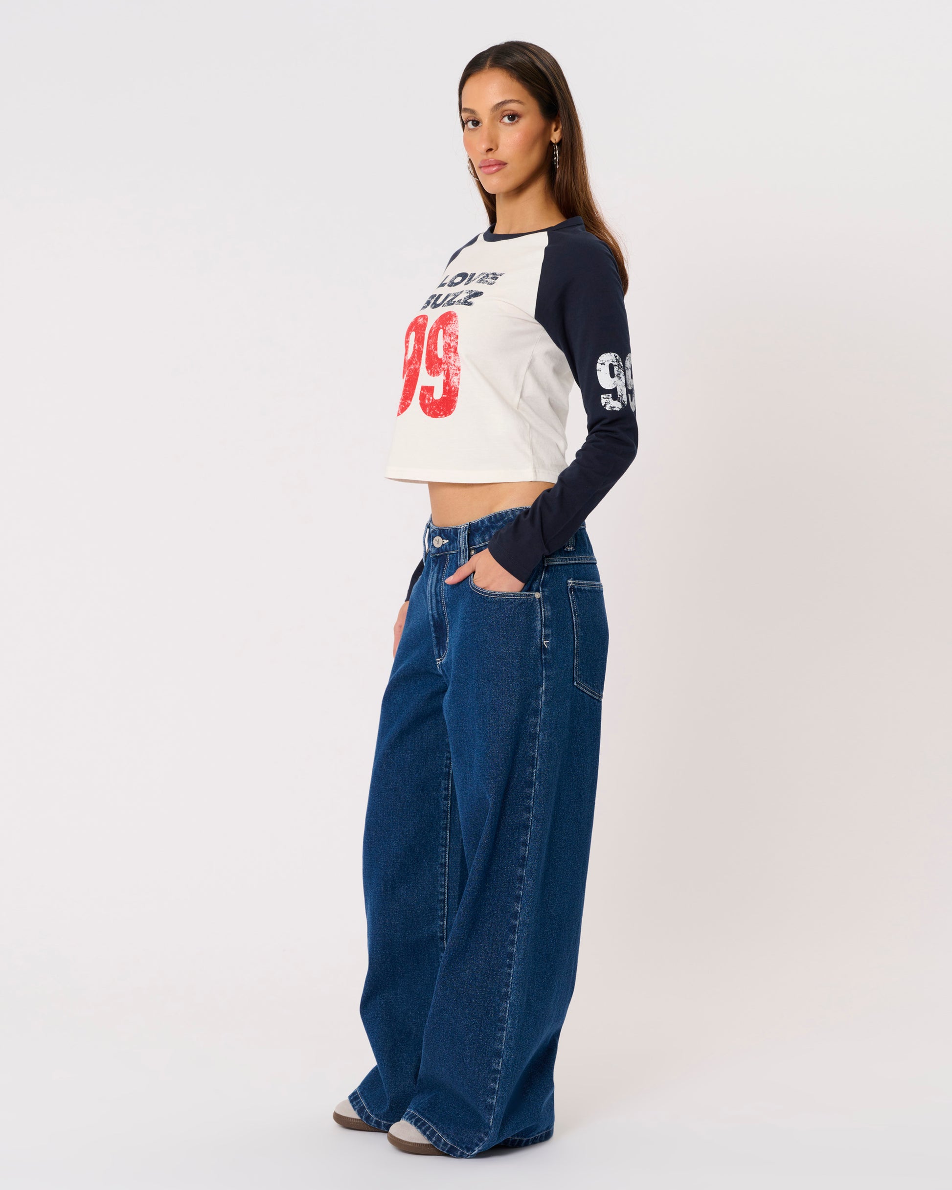 Abrand Jeans Love Buzz Raglan in WHITE/NAVY