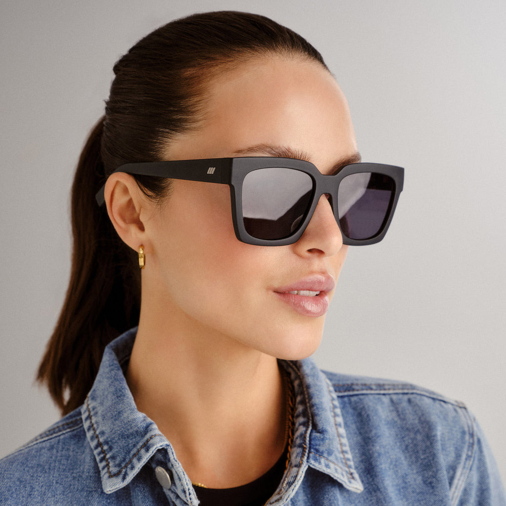 Le Specs WEEKEND RIOT MATTE BLACK in SMOKE MONO POLARIZED