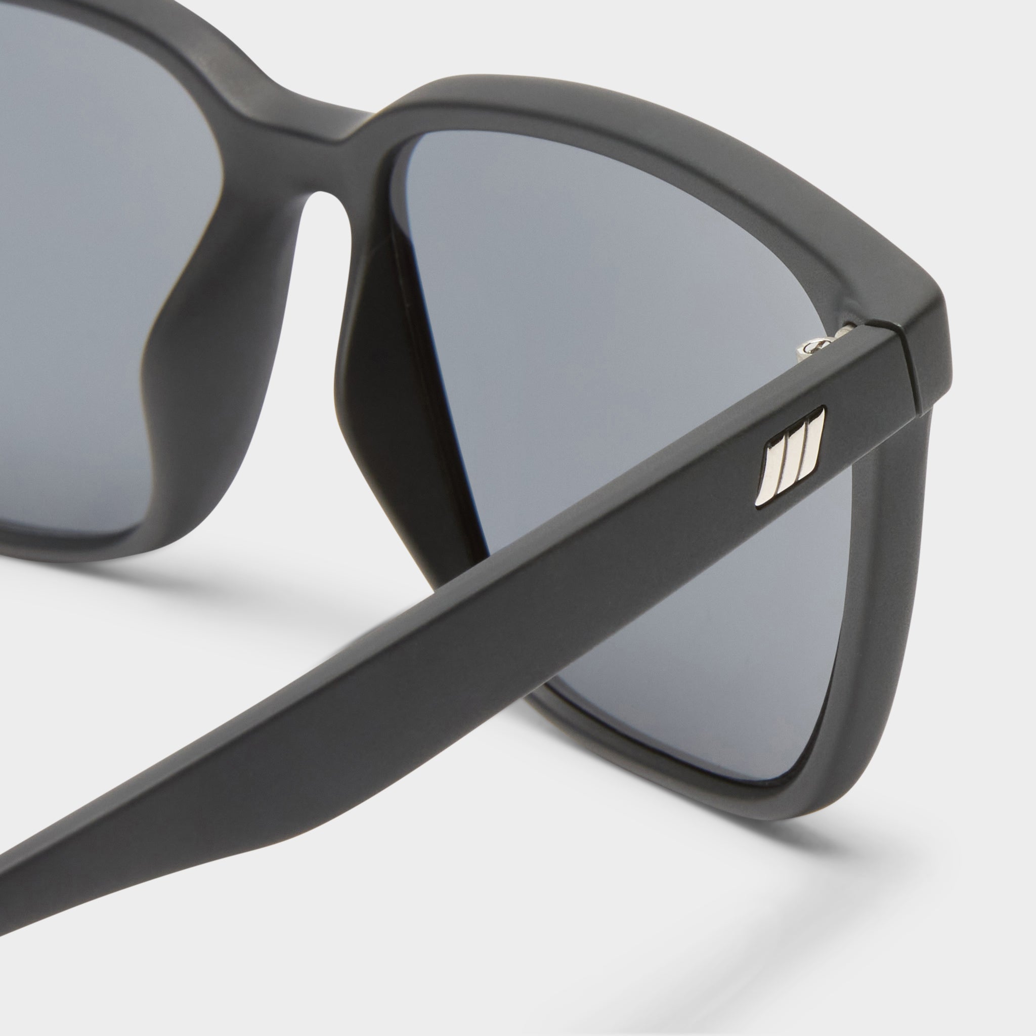 Le Specs FAIR GAME MATTE BLACK in SMOKE  MONO