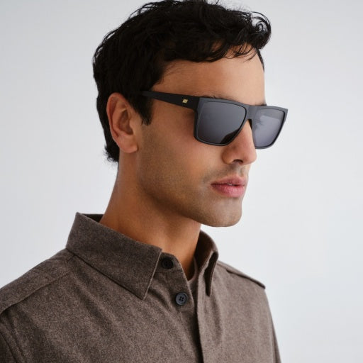 Le Specs DARK MAGIC BLACK in SMOKE MONO POLARIZED