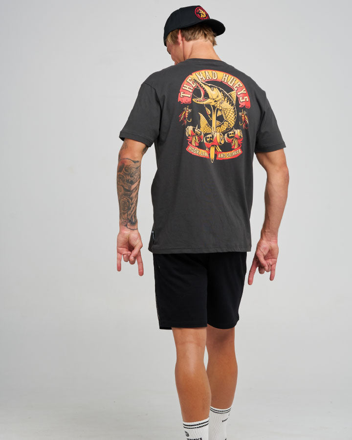 The Mad Hueys Triple Hooked Cuda | Ss Tee in VINTAGE BLACK